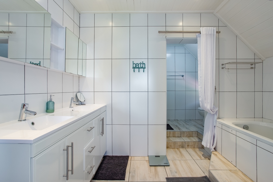 4 Bedroom Property for Sale in Bertville Western Cape